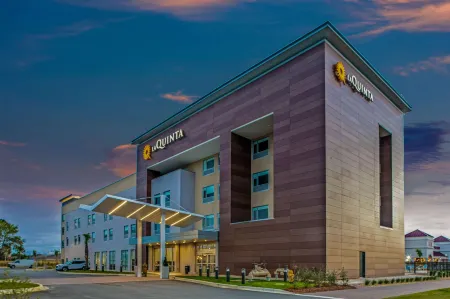 La Quinta Inn & Suites by Wyndham Miramar Beach-Destin Отели рядом с достопримечательностью «Silver Sands Premium Outlets»