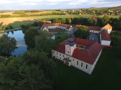 Penzion Zámek Lešany Hotels in Netvorice