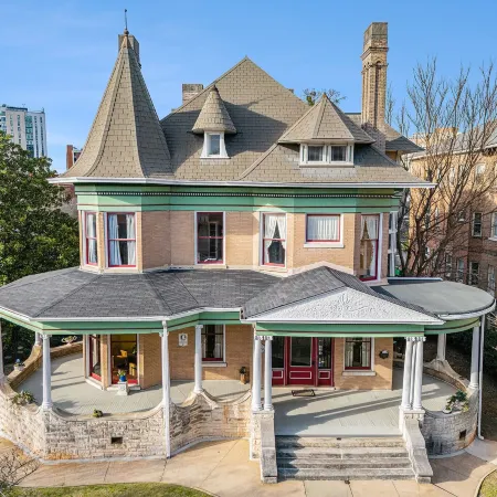Hassinger Daniels Guest House Отели рядом с достопримечательностью «Театр «Алабама»»