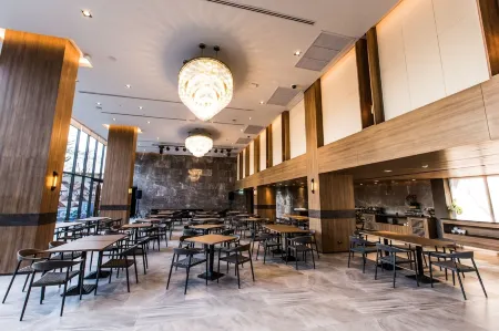 The Teak Hotel Отели рядом с достопримечательностью «Wat Don Kaeo»