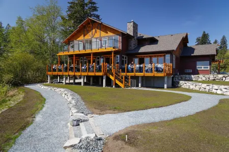 Sproat Lake Landing Resort Отели рядом с достопримечательностью «Парк штата Фоссли»