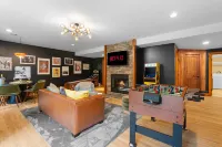 Luxury Chalet, Firepit, Sauna, Pet Friendly, 5 mins to Windham Mtn resort