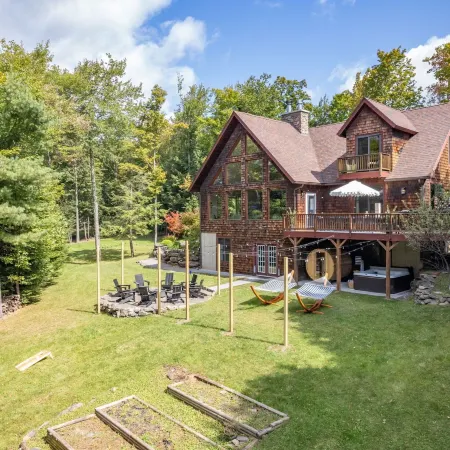 Luxury Chalet, Firepit, Sauna, Pet Friendly, 5 mins to Windham Mtn resort