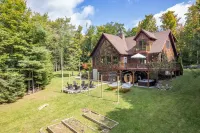 Luxury Chalet, Firepit, Sauna, Pet Friendly, 5 mins to Windham Mtn resort