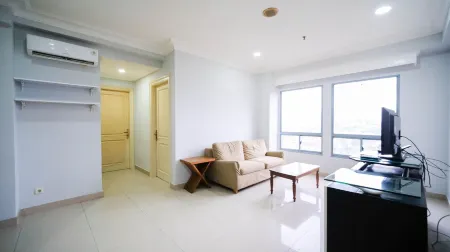 Homey 2Br with Extra Room at Taman Beverly Apartment