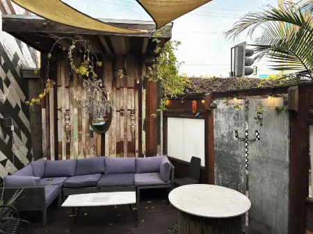 The Rosemary Silverlake Отели рядом с достопримечательностью «Holyland Exhibition»