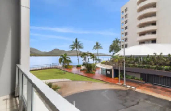 Lux Retreat at Harbour Light Cairns I Sauna I Pool & Prime Location