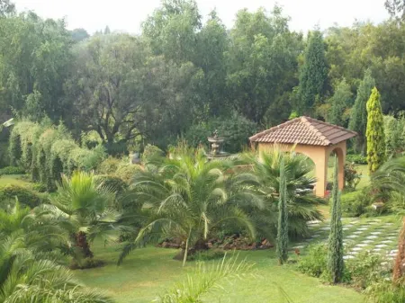 Tuareg Guest House Отели в г. Мидранд