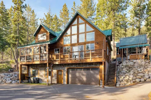 Denton by Avantstay Hot Tub, Deck w/ Fire Pit Near Skiing & Lake!