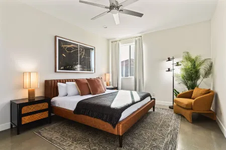 Stunning Courtyard with Hot Tub and Fire Pit - Modern Oasis Retreat