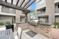 Luxurious Retreat - WiFi, Walkable, Pool, Newly Built Hotels in Glendale
