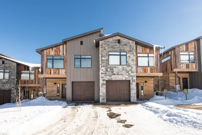 Cozy Living Space and Scenic Adventure - Tranquil Mountain Retreat Hotels near Quick Draw Express Ski Lift