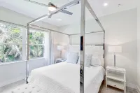 Sunny abode with a patio, adult bikes, washer/dryer, and AC - snowbird friendly