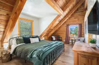 Cabin - Hot Tub w Outdoor TV, Sleeps 12, King Bed, Dogs ok