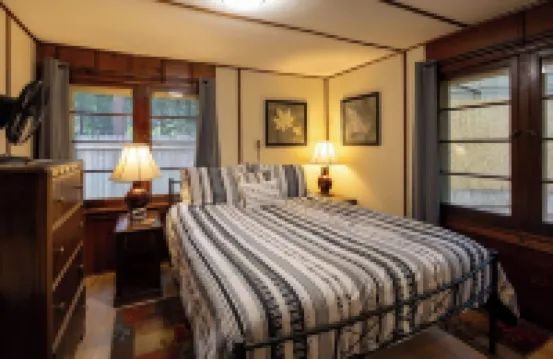"UpRiver Nest" - Cabin on the Mckenzie River in Oregon