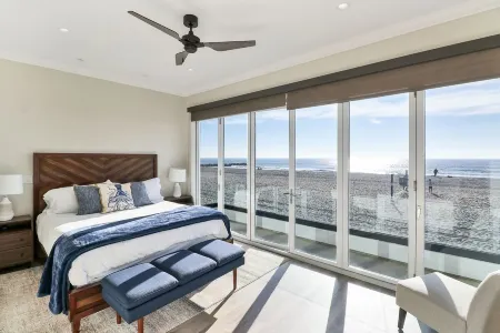 Located directly on the Sand. Two Master Suites, four bedrooms, four bathrooms. Отели рядом с достопримечательностью «Ньюпорт-Бич»