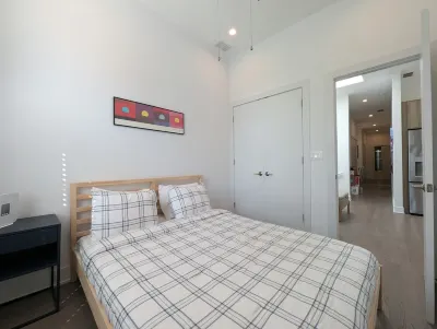 Urban Oasis in Roscoe Village! Pet friendly and family friendly! Hotels in Roscoe Village