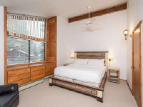 Roundridge Retreat - Dollar Point - Hot Tub - 2 Decks - BBQ - Fireplace Hotels in Dollar Point