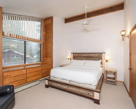 Roundridge Retreat - Dollar Point - Hot Tub - 2 Decks - BBQ - Fireplace Hotels in Dollar Point