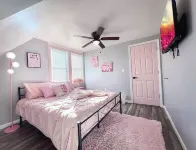 Pink Paradise! Cozy Getaway near SU!
