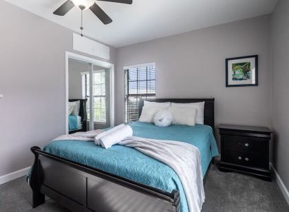 Kemah Getaway-Whole House with Private Fenced Backyard