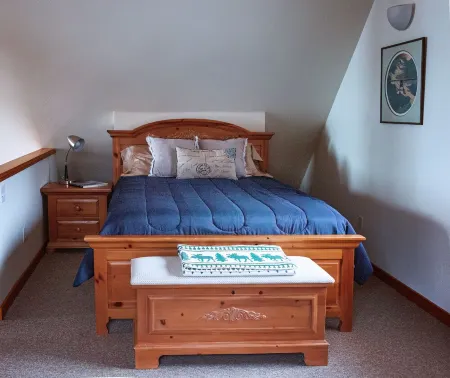 Cozy lakefront cabin on Big Beaver Lake Отели в г. Биг Лейк