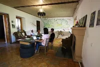 Dingo Backpackers Hostel Hotels in Варцихе