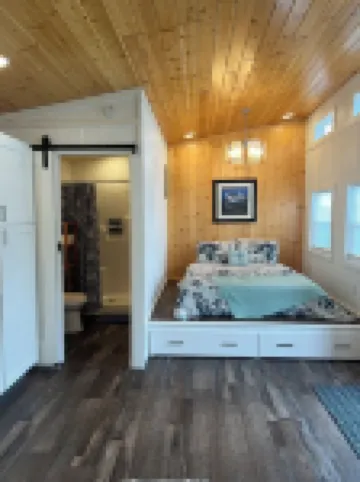 Justice- Book 1, 2 or 3 Cabins. Pet Friendly for a fee. Lake View