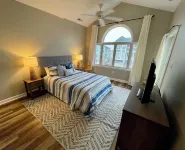 NEW: Spacious 4-BR townhome with marina & bay views, pool and easy beach access.