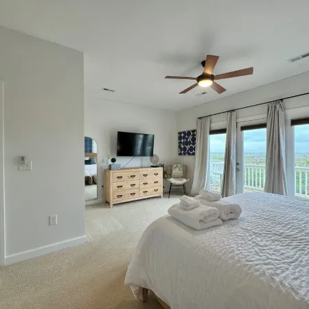 The Vida Sol! Steps to the Ocean. Sound views, Sunsets, Pier + Kayak launch