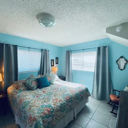 Ocean Views - Boatman’s Beach House! Steps to St. Augustine Beach. Sleeps 10.