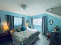 Ocean view - Boatman’s Beach House! Steps to St. Augustine Beach. Sleeps 7-9.