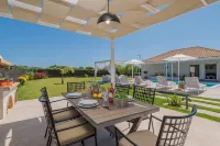 Madini Luxury Villa with Free Pool Heating