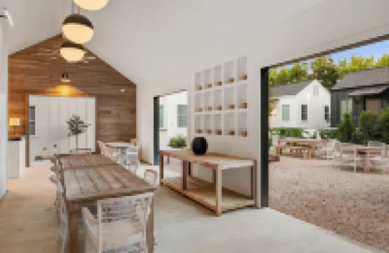 Whitetail Court Hotel