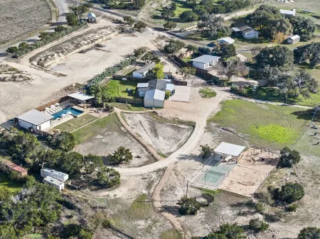 Leisure Escape in the TX Hill Country Отели рядом с достопримечательностью «Ian's Chapel at Camp Lucy»