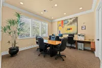 New Upscale 1BR Stay with Mini Golf, Sauna & Heated Pool