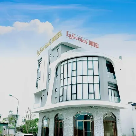 La Garden Hotel Van Don by Bayluxury Отели рядом с достопримечательностью «Bai Tu Long Bay»