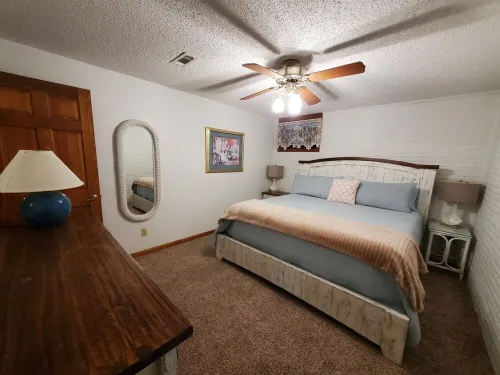 Lake Escape-Lakefront-Marina Nearby & Big TV's-Pool Table