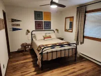 Cozy 2-bedroom condo in charming Beech Mountain with ski slope & mountain views!