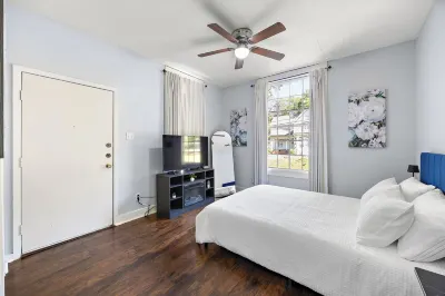 Charming Cottage in historic Nacogdoches. Steps away from the brick streets! Hotel dekat SFA Mast Arboretum