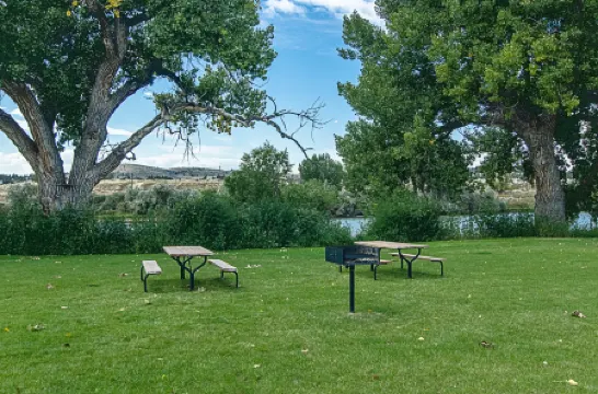 鵝卵石套房酒店 - 根西