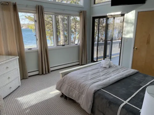 Beautiful lakefront vacation property in Mashpee Hotel a Mashpee