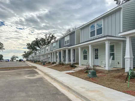 Beachfront 3-bedroom house in peaceful Biloxi with AC, WiFi. Enjoy relaxation Отели рядом с Keesler Air Force Base