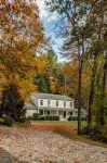 BEST TOWN! PoshPadsCT "TUNNEL" 4-BR HEATED SPA-POOL, Bike, Hiking, NYC 1.5 Hrs