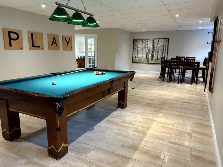 4 bedroom cottage with hot tub, heated pool, lake access, fire pit and game room