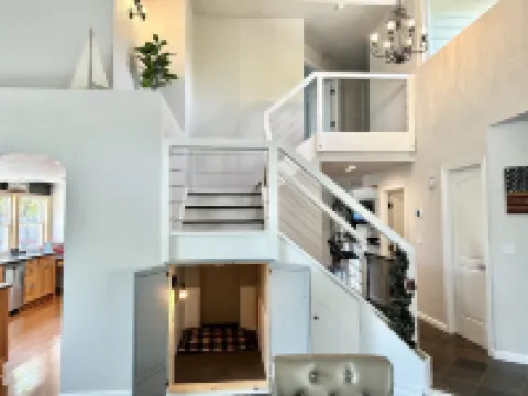 Spacious 4 Br Home, with Fireplace, Wet Bar, Pool, & Indoor Jacuzzi Tub.