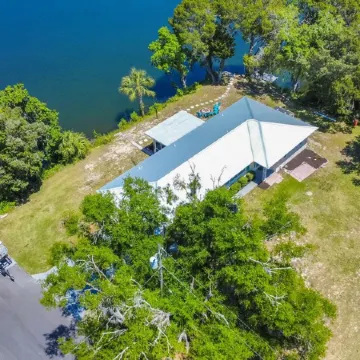 Welcome to the scallop shack! Newly renovated and on the water in Crystal River!