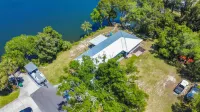 Welcome to the scallop shack! Newly renovated and on the water in Crystal River!