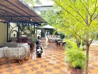 Stay with local peoples! Hotel a 