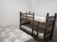 Enseada Beach Guarujá - SP Cozy 03 bedroom apartment one block from the sea Hotell i Jardim Tres Marias